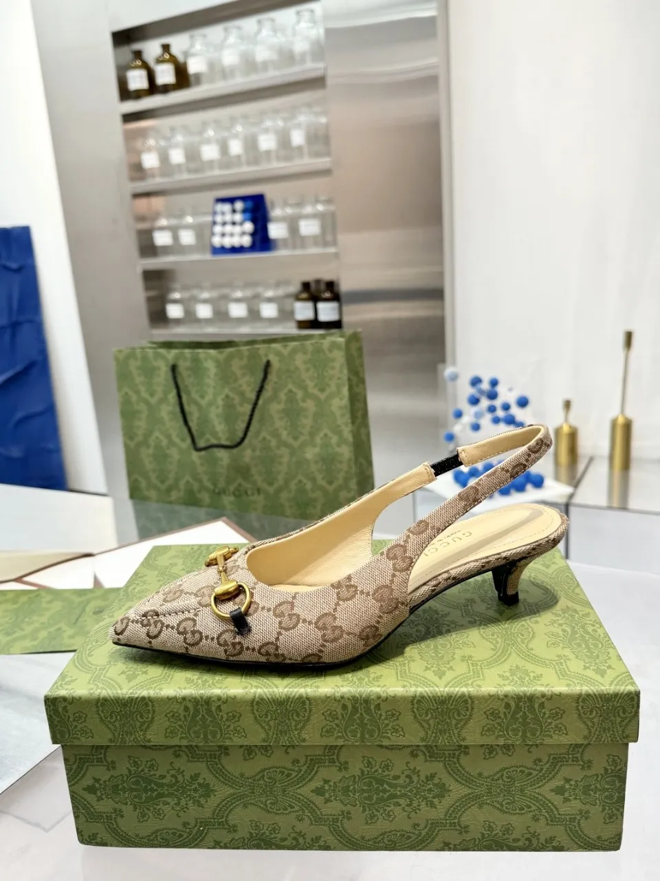 👟👟Ex-factory price 440👟👟 (genuine leather sole +40) Gucci Signoria pumps are named after the central square of Florence, recreating the classic and elegant style of the birthplace of the brand. Combining shiny patent leather with a pointed toe, these shoes are embellished with Gucci's signature chain, adding a stylish edge to your new season wardrobe. Upper: Made of first-layer imported patent cowhide/sheepskin lining. Outsole: rubber non-slip outsole/genuine leather outsole. Size: 35-42 (34/41 42 customized, non-refundable)